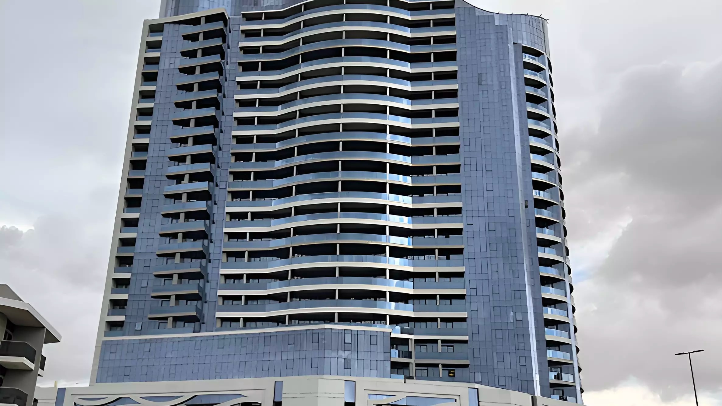 Impressie van Blue Waves Tower, appartementen van Tiger Group in Dubai Land Residence Complex, Dubai